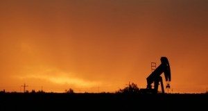 Le cours du pétrole dégringole, les fonds d’investissement en ligne de mire 